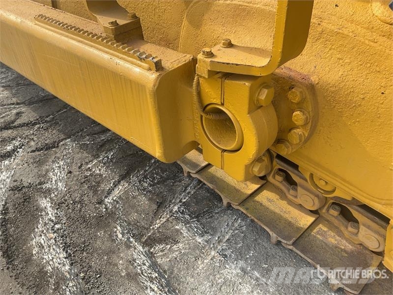 Komatsu D65EX-16 بلدوزرات مجنزرة