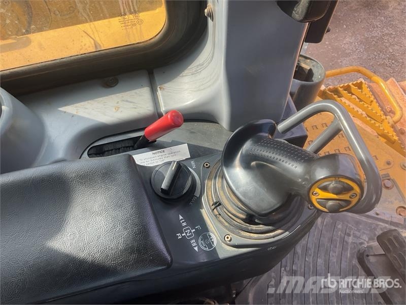 Komatsu D65EX-16 بلدوزرات مجنزرة