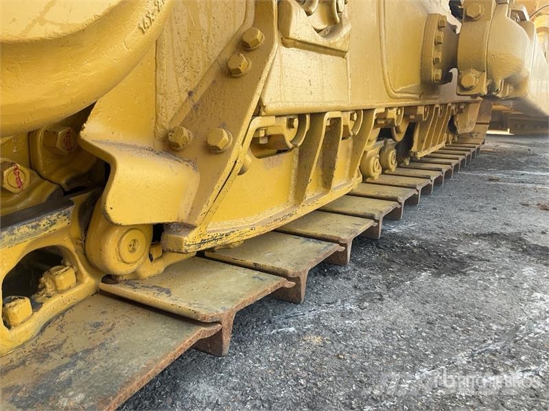 Komatsu D65EX-16 Гусеничные бульдозеры
