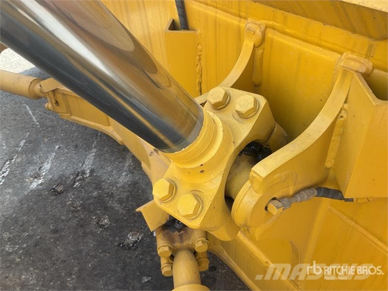Komatsu D65EX-16 بلدوزرات مجنزرة