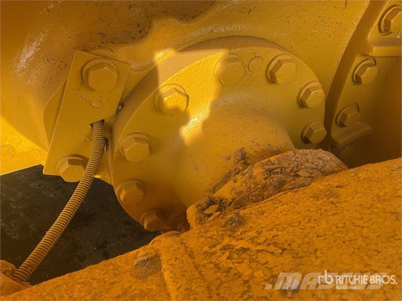 Komatsu D65EX-16 Гусеничные бульдозеры