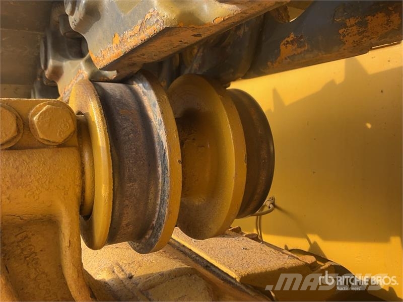 Komatsu D65EX-16 Гусеничные бульдозеры
