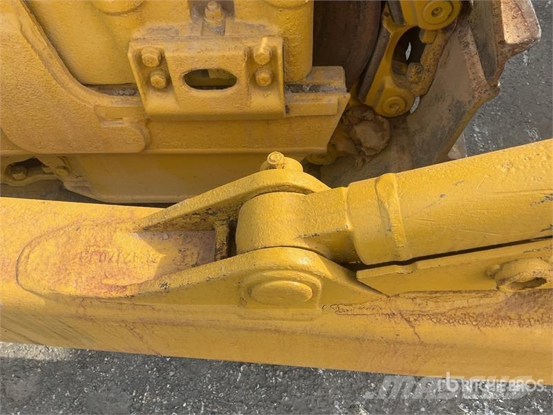 Komatsu D65EX-16 بلدوزرات مجنزرة