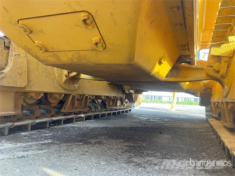 Komatsu D65EX-16 Гусеничные бульдозеры