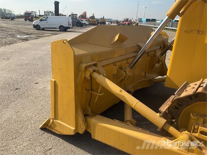 Komatsu D65EX-16 بلدوزرات مجنزرة