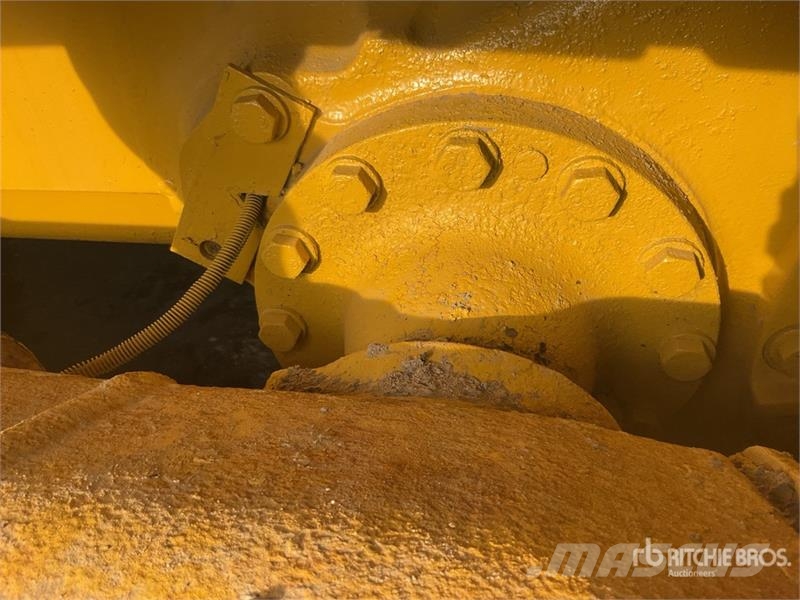 Komatsu D65EX-16 Гусеничные бульдозеры