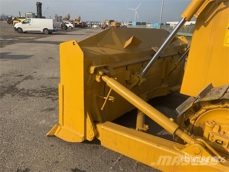 Komatsu D65EX-16 Гусеничные бульдозеры