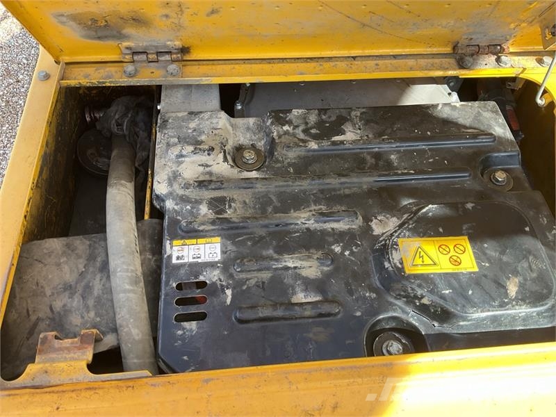 Komatsu HB365LC-3 Tracked Excavator حفارات زحافة