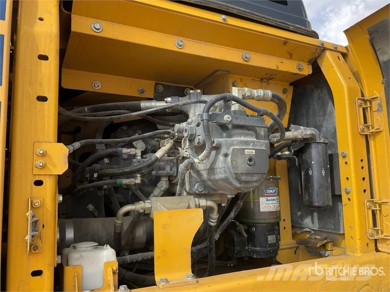 Komatsu HB365LC-3 Tracked Excavator حفارات زحافة
