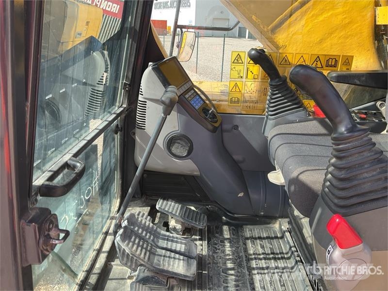 Komatsu HB365LC-3 Tracked Excavator حفارات زحافة