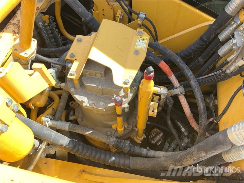 Komatsu HB365LC-3 Tracked Excavator حفارات زحافة