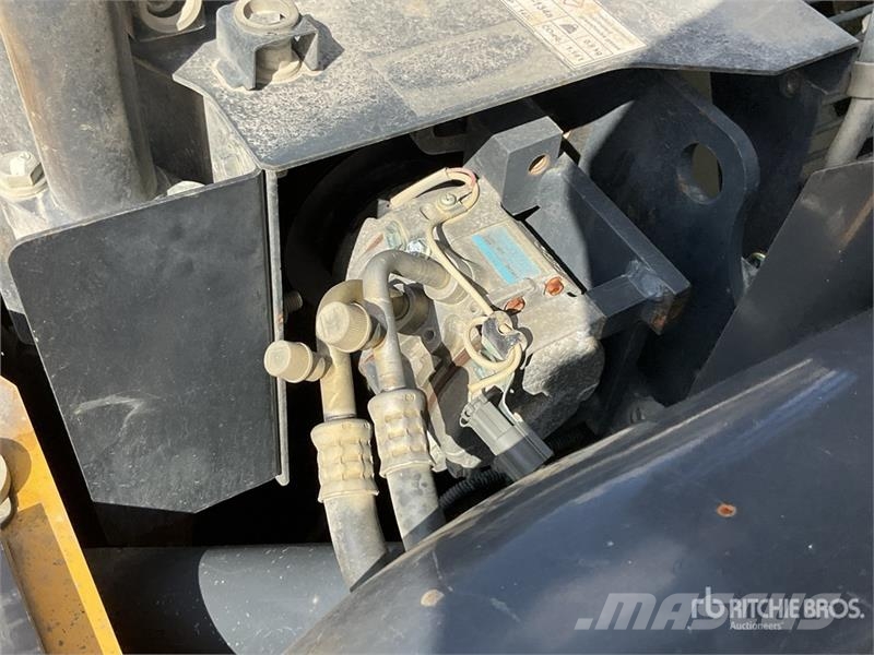 Komatsu HB365LC-3 Tracked Excavator حفارات زحافة