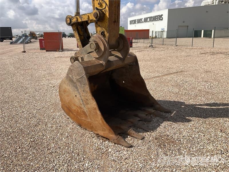 Komatsu HB365LC-3 Tracked Excavator حفارات زحافة