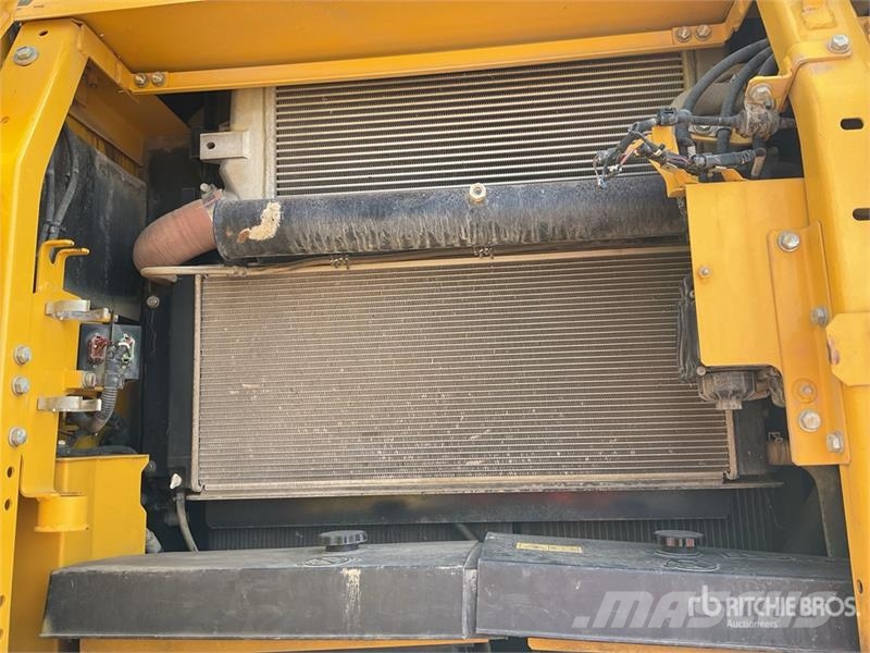 Komatsu HB365LC-3 Tracked Excavator حفارات زحافة