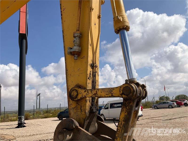 Komatsu HB365LC-3 Tracked Excavator حفارات زحافة