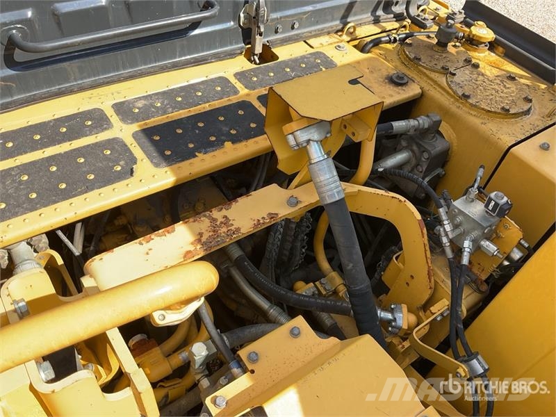 Komatsu HB365LC-3 Tracked Excavator حفارات زحافة