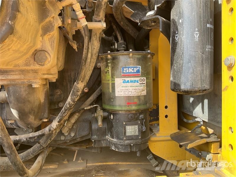 Komatsu HB365LC-3 Tracked Excavator حفارات زحافة