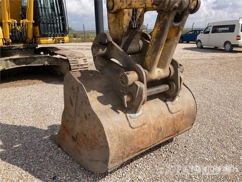 Komatsu HB365LC-3 Tracked Excavator حفارات زحافة