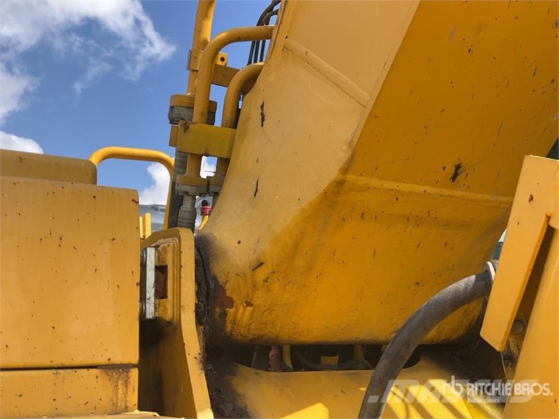 Komatsu HB365LC-3 Tracked Excavator حفارات زحافة