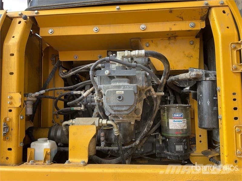 Komatsu HB365LC-3 Tracked Excavator حفارات زحافة