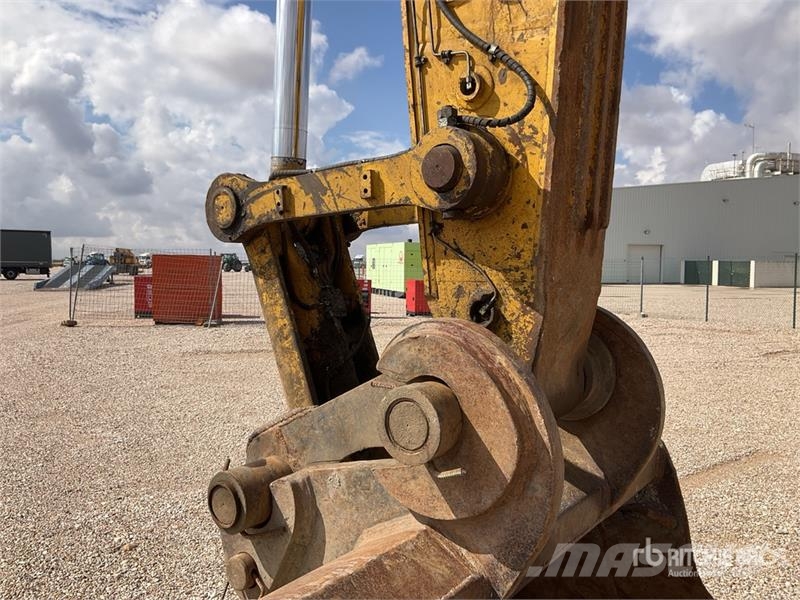 Komatsu HB365LC-3 Tracked Excavator حفارات زحافة