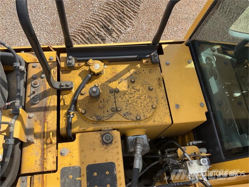 Komatsu HB365LC-3 Tracked Excavator حفارات زحافة