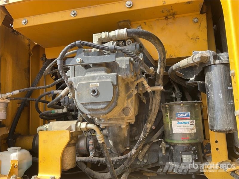 Komatsu HB365LC-3 Tracked Excavator حفارات زحافة
