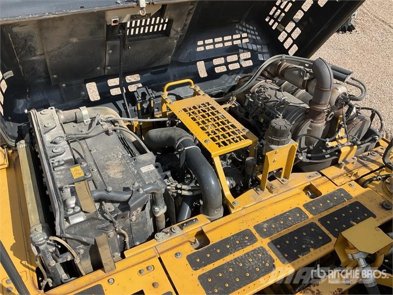 Komatsu HB365LC-3 Tracked Excavator حفارات زحافة
