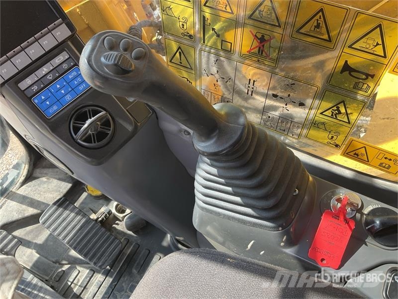Komatsu HB365LC-3 Tracked Excavator حفارات زحافة