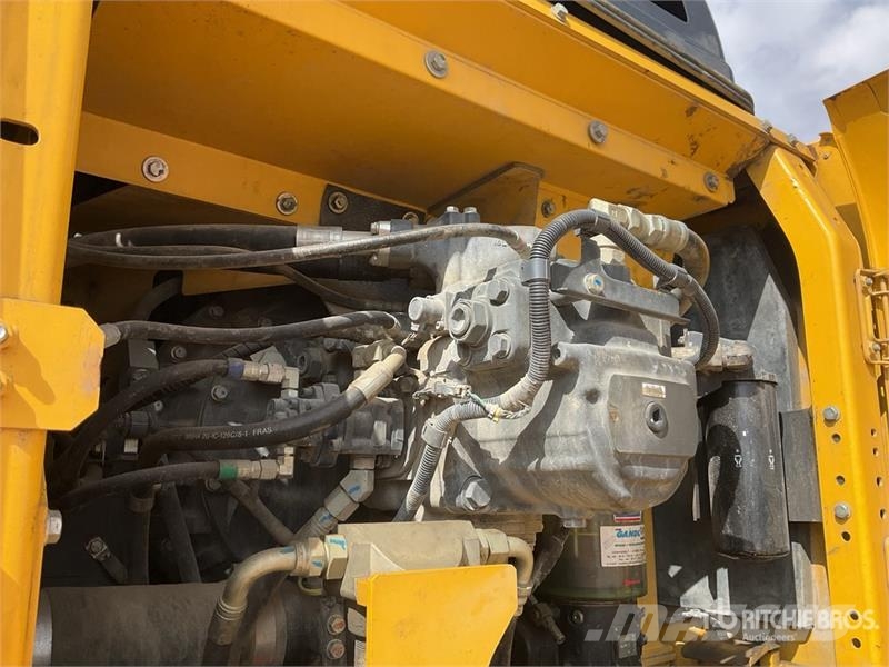 Komatsu HB365LC-3 Tracked Excavator حفارات زحافة