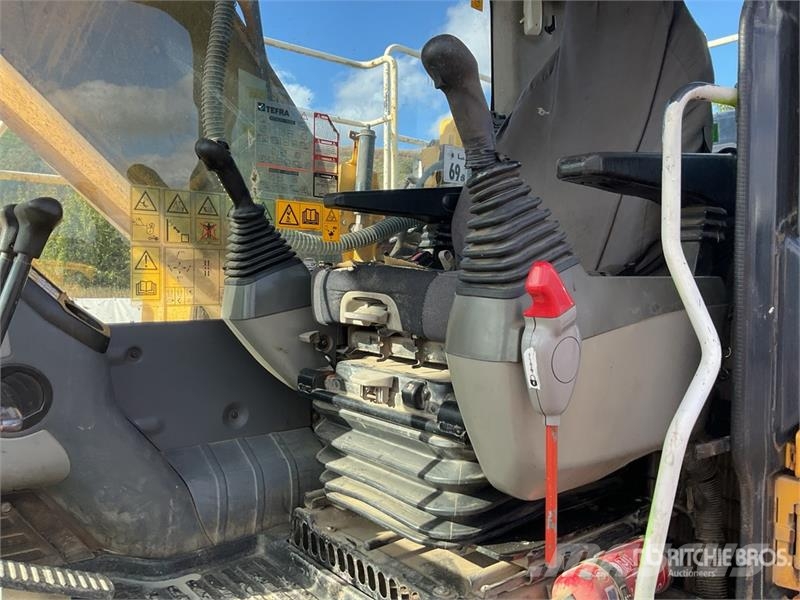 Komatsu PC210LC-10 Tracked Excavator Crawler excavators