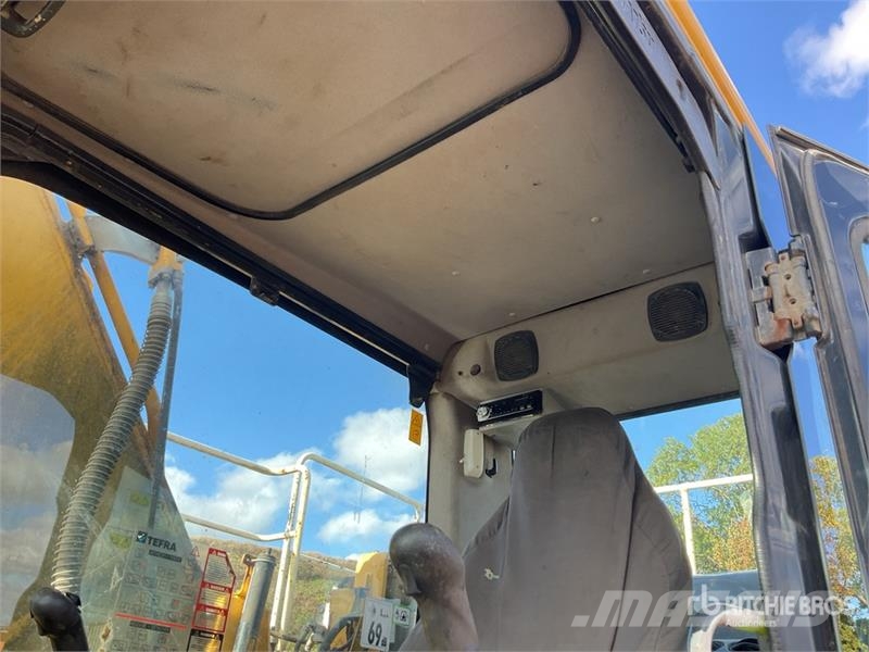 Komatsu PC210LC-10 Tracked Excavator Crawler excavators