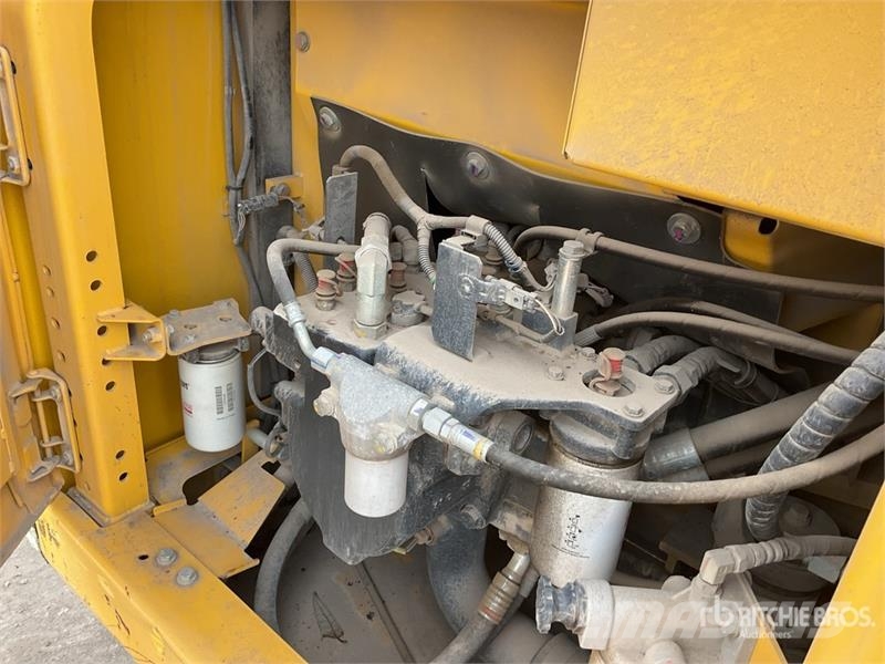 Komatsu PC210LC-11E0 Tracked Excavator Crawler excavators