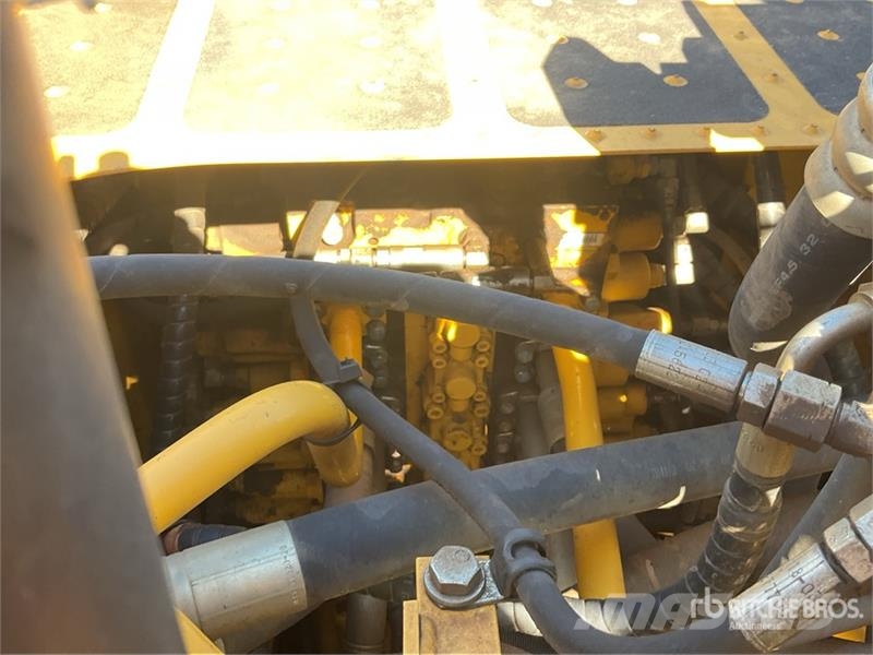 Komatsu PC210LC-11E0 Tracked Excavator Crawler excavators