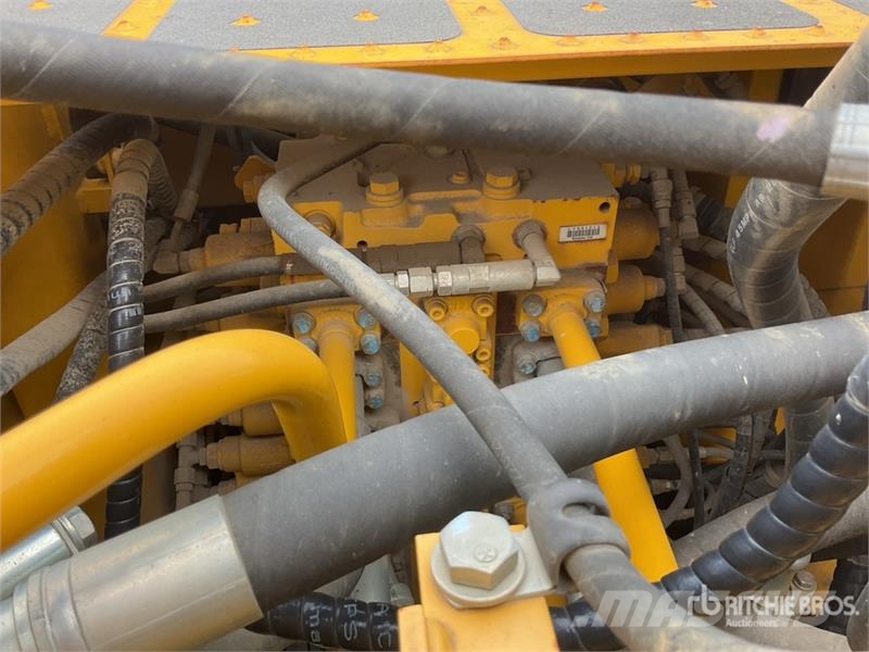 Komatsu PC210LC-11E0 Tracked Excavator Crawler excavators