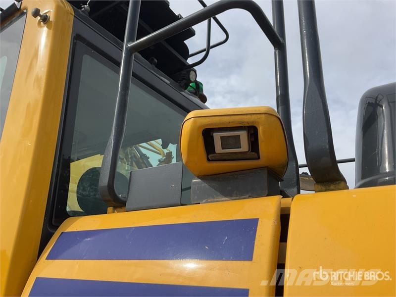 Komatsu PC210LC-11E0 Tracked Excavator Crawler excavators