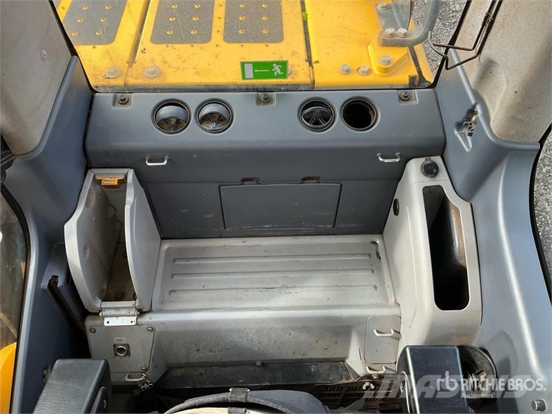 Komatsu PC210LC-11E0 Tracked Excavator Crawler excavators