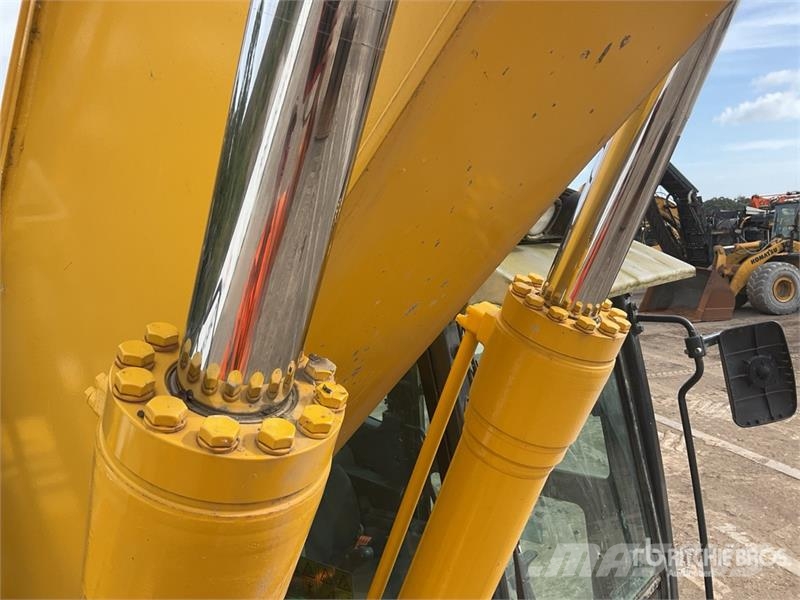 Komatsu PC210LC-11E0 Tracked Excavator Crawler excavators