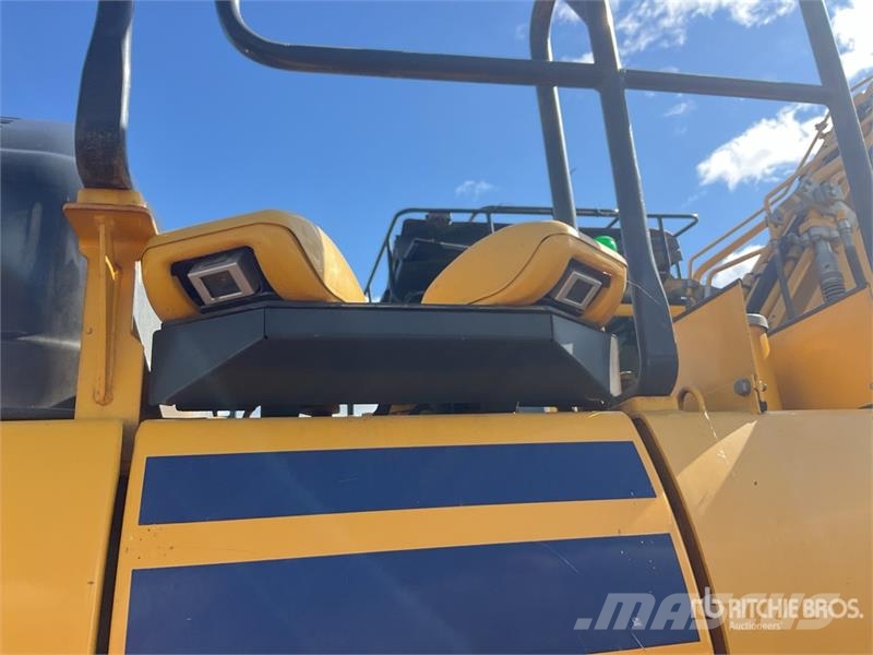 Komatsu PC210LC-11E0 Tracked Excavator Crawler excavators
