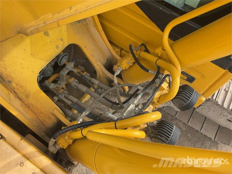Komatsu PC210LC-11E0 Tracked Excavator Crawler excavators