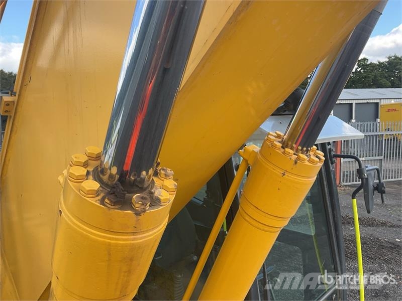 Komatsu PC210LC-11E0 Tracked Excavator Crawler excavators