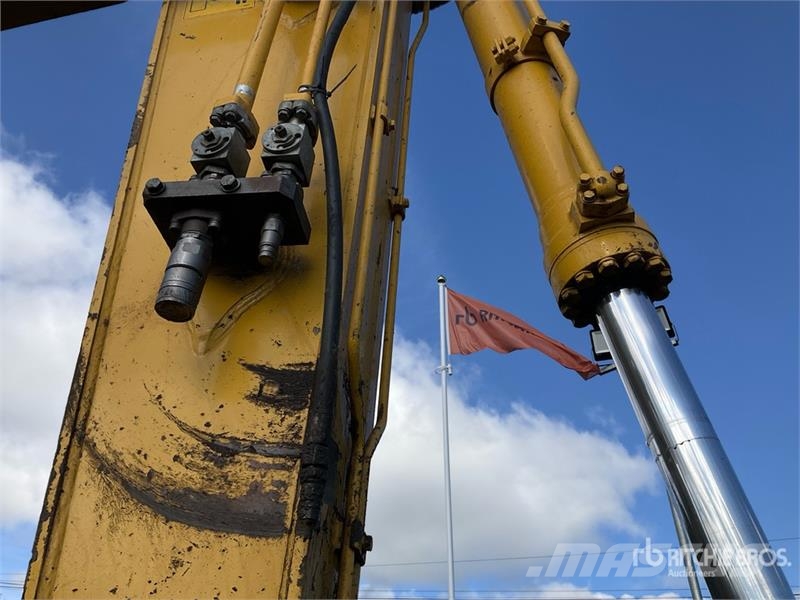Komatsu PC210LC-11E0 Tracked Excavator Crawler excavators