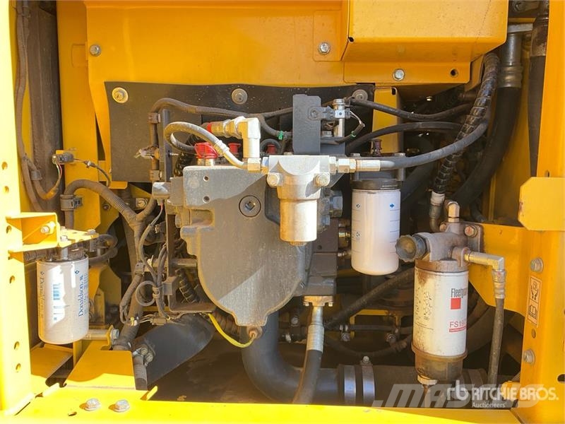 Komatsu PC210LC-11E0 Tracked Excavator Crawler excavators