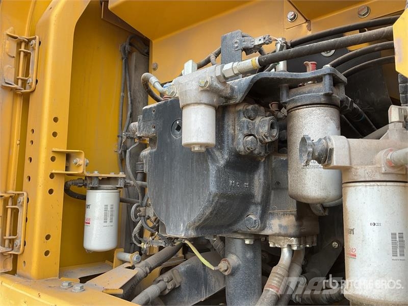 Komatsu PC210LC-11E0 Tracked Excavator Crawler excavators