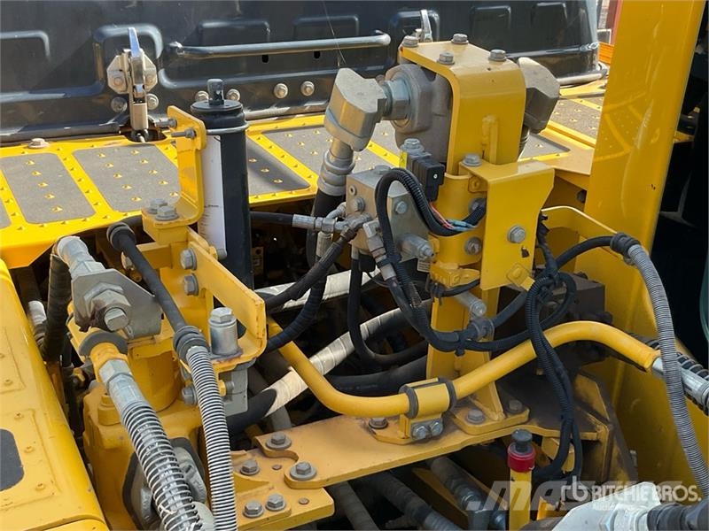 Komatsu PC210LC-11E0 Tracked Excavator Crawler excavators