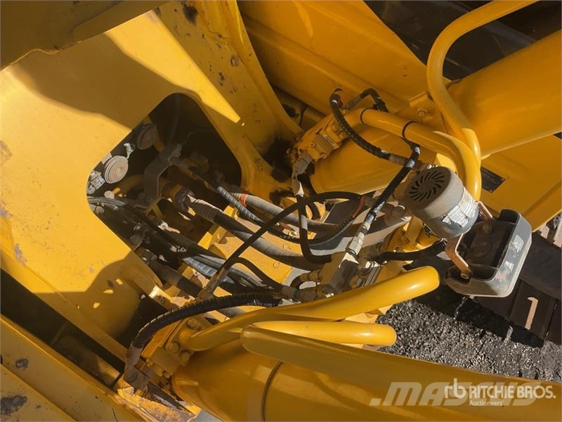 Komatsu PC210LC-11E0 Tracked Excavator Crawler excavators