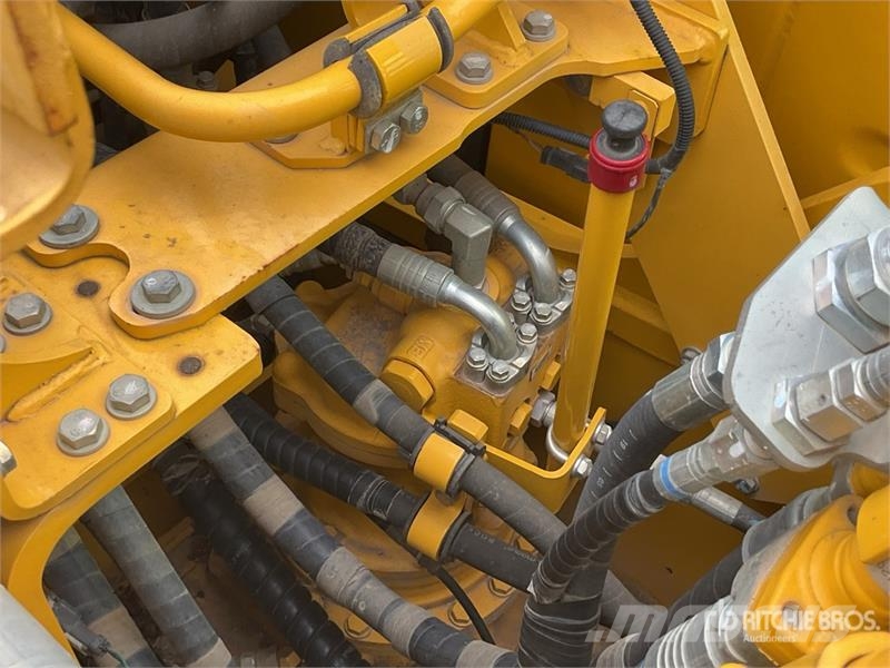 Komatsu PC210LC-11E0 Tracked Excavator Crawler excavators