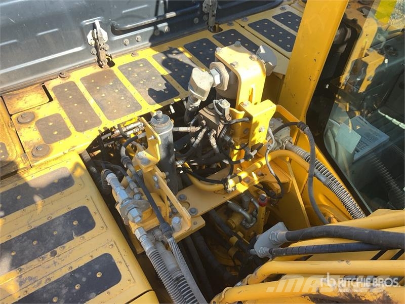 Komatsu PC210LC-11E0 Tracked Excavator Crawler excavators
