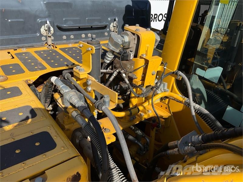Komatsu PC210LC-11E0 Tracked Excavator Crawler excavators