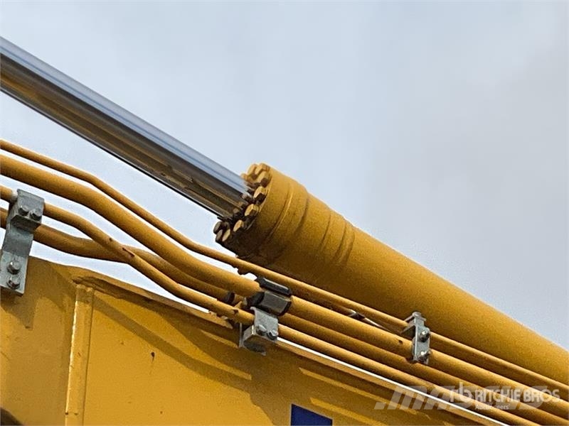 Komatsu PC210LC-11E0 Tracked Excavator Crawler excavators
